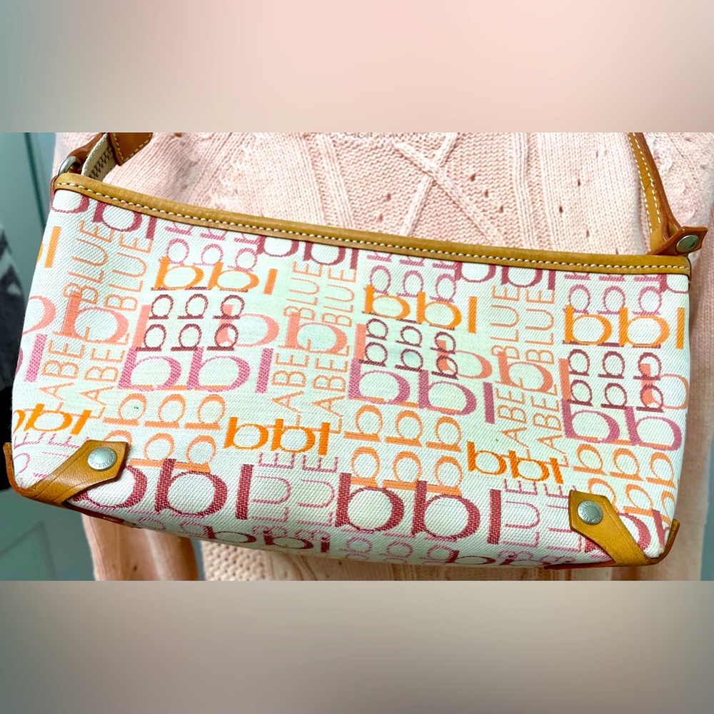 Burberry White and Orange Shoulder Bag with Elegant Design - Picture 2 of 10